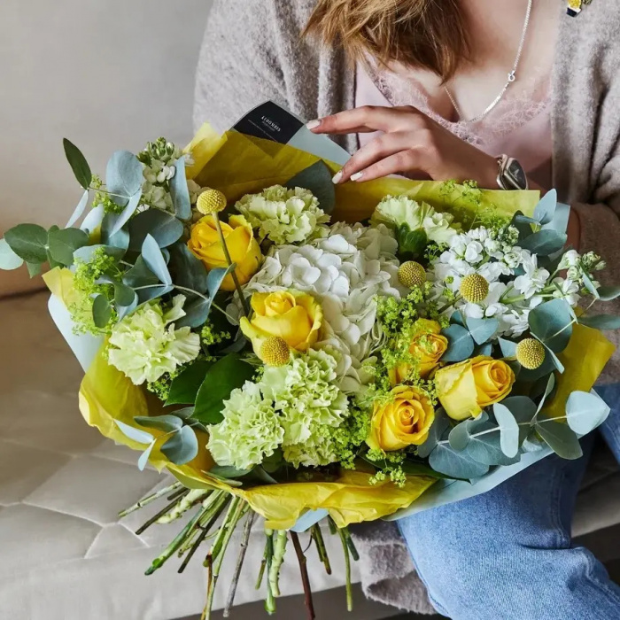 роза одноголовая, матиола, краспедия, диантус, альхимилла, гидрангия, эвкалипт. купить цветы с доставкой по Москве