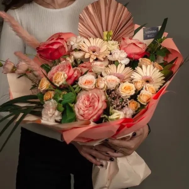 Роза одноголовая кахала, гербера, колосья, эвкалипт, копье, эустома розовая, диантус купить цветы с доставкой по Москве