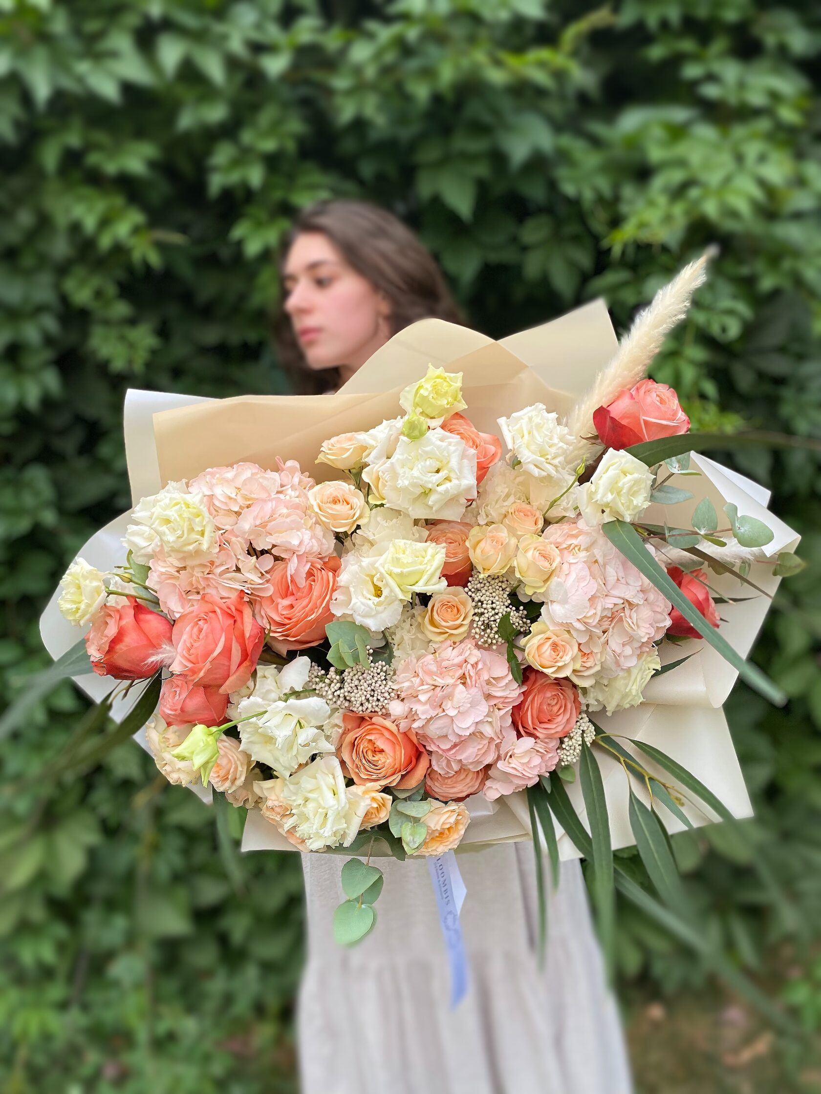 роза Кахала, лизиантус Алиса, роза кустовая, гортензия, озотамнус, купить цветы с доставкой по Москве