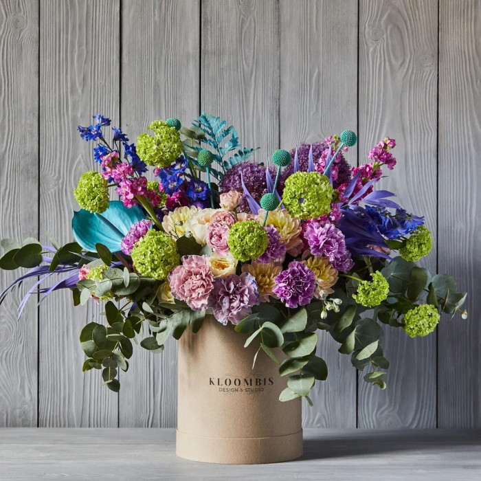 роза одноголовая, роза кустовая, антуриум, дельфиниум, дахлия, диантус, маттиола, краспедия, эвкалипт, папоротник, аллиум, вибурнум, чико. купить цветы с доставкой по Москве