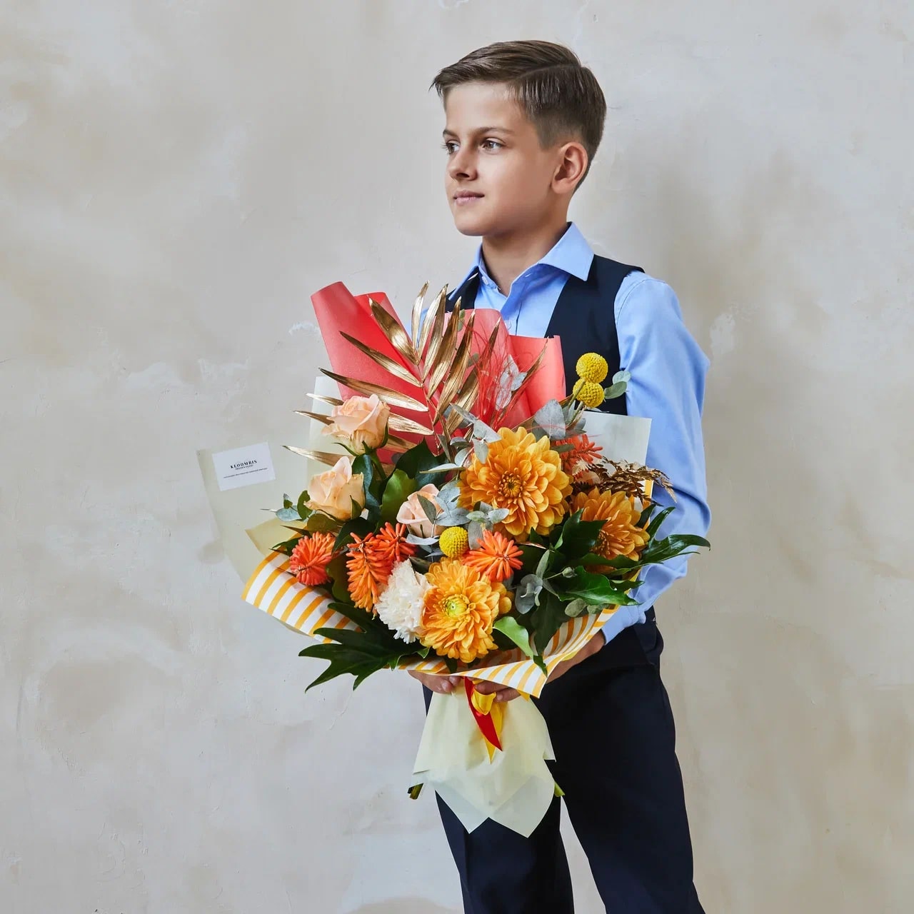 роза одноголовая, дахлия, краспедия, книфофия, салал, папоротник, сухоцвет микс, лист филодендрона, эвкалипт, чико. купить цветы с доставкой по Москве