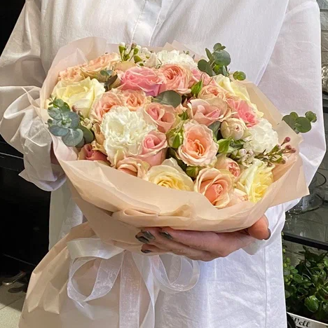 Диантус белый, роза одноголовая мондиаль, роза кустовая, эвкалипт купить цветы с доставкой по Москве